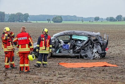 Rettungshubschrauber im Einsatz: Person bei Unfall schwer verletzt - Heftiger Unfall bei Thiendorf. Foto: Roland Halkasch