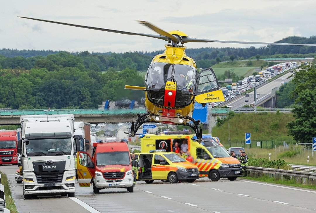 Rettungshubschrauber im Einsatz: Schwerer Unfall auf A4 bei Glauchau - Ein schwerer Verkehrsunfall trug sich heute Nachmittag bei Glauchau zu. Foto: Andreas Kretschel