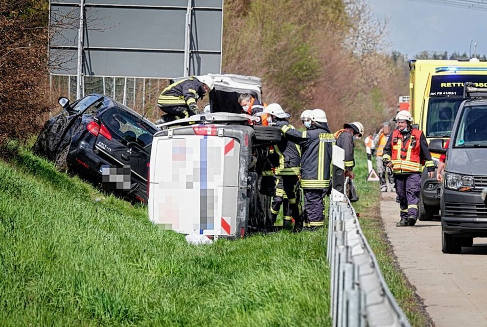 Zur Unfallaufnahme musste die Richtungsfahrbahn gesperrt werden. Foto: Harry Härtel/Härtelpress