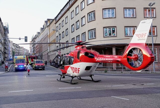 Um die verletzte Person in eine Spezialklinik zu bringen, kam ein Rettungshubschrauber zum Einsatz. Foto: Harry Härtel/Haertelpress