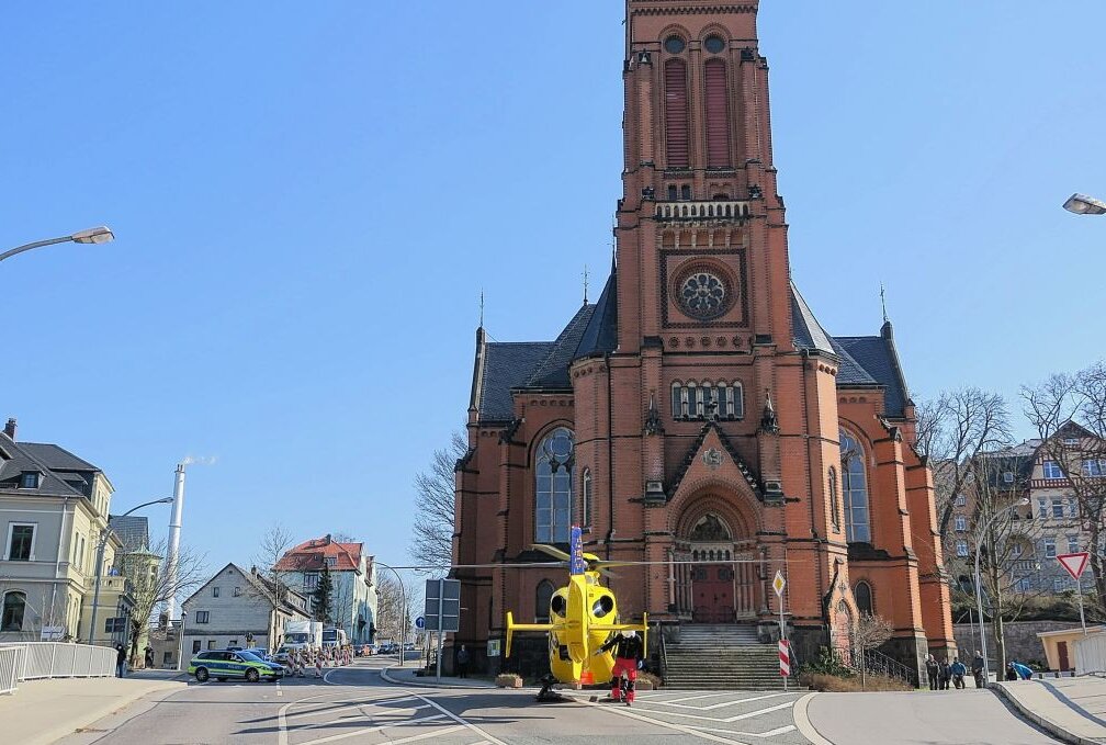 Rettungshubschrauber landet mitten in Aue auf der Straße - Ein Rettungshubschrauber landete vor der Roten Kirche in Aue. Foto: Niko Mutschmann