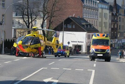 Ein Rettungshubschrauber landete vor der Roten Kirche in Aue. Foto: Niko Mutschmann