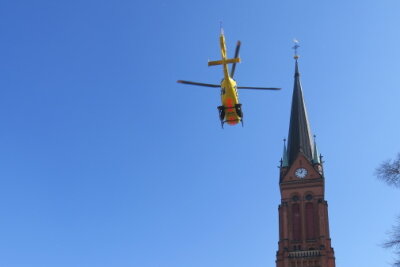 Ein Rettungshubschrauber landete vor der Roten Kirche in Aue. Foto: Niko Mutschmann