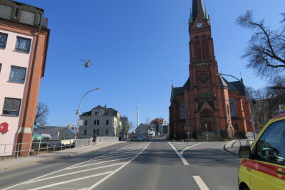 Der Hubschrauber landete vor der roten Kirche. Foto: Niko Mutschmann