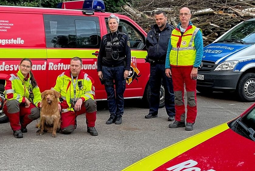 Rettungshund "Koda" findet vermissten Senior nach spektakulärer Suchaktion - Rettungshund "Koda" und Helfer. Foto: Polizeidirektion Chemnitz