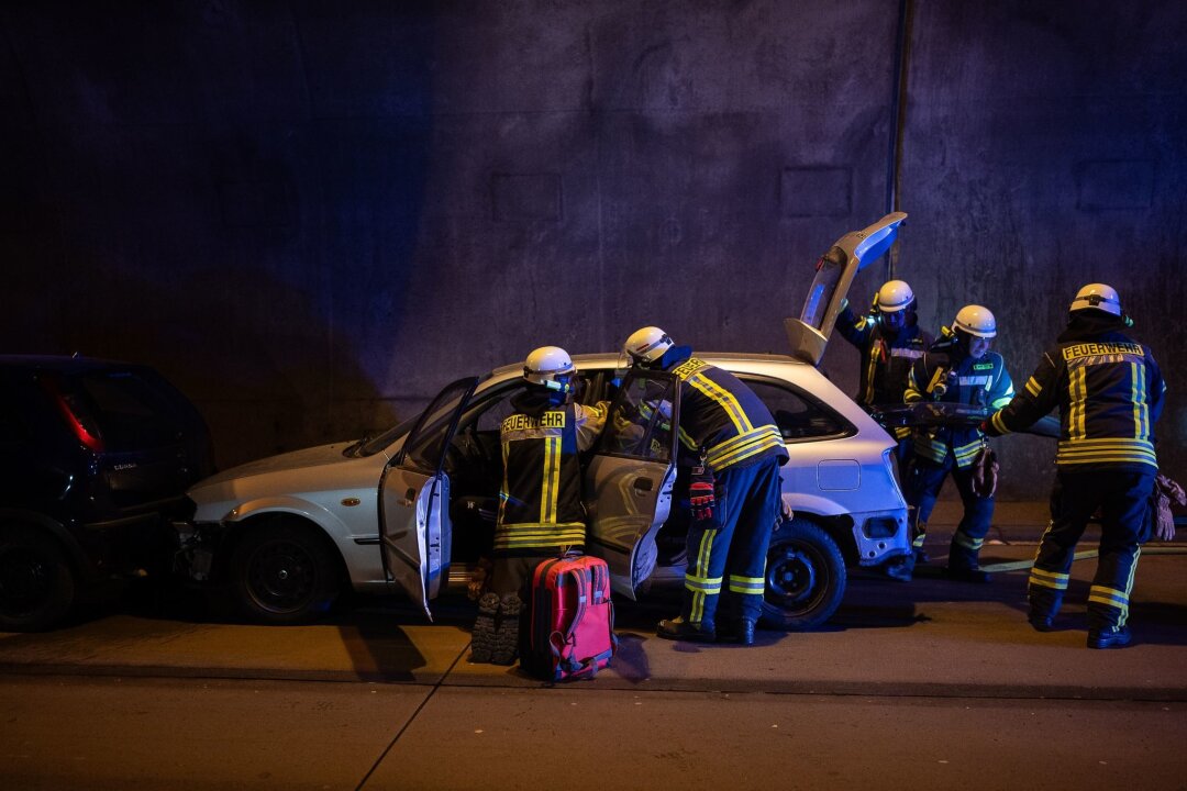 Rettungskräfte proben Unfall während Tunnelsanierung auf A4 - Feuerwehrleute trainieren die Rettung von verletzten Unfallopfern.