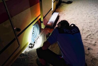 Rettungswagen steckt bei Rettungsaktion im Sand fest - Ein ungewöhnlicher Vorfall ereignete sich am Montagabend an der Dresdner Kiesgrube Leuben. Foto: xcitepress