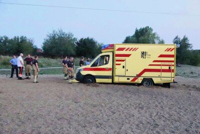 Rettungswagen steckt bei Rettungsaktion im Sand fest - Ein ungewöhnlicher Vorfall ereignete sich am Montagabend an der Dresdner Kiesgrube Leuben. Foto: xcitepress