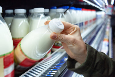 Getränke mit einem Milchanteil von über 50 Prozent werden 25 Cent Pfand fällig. Foto: Adobe Stock
