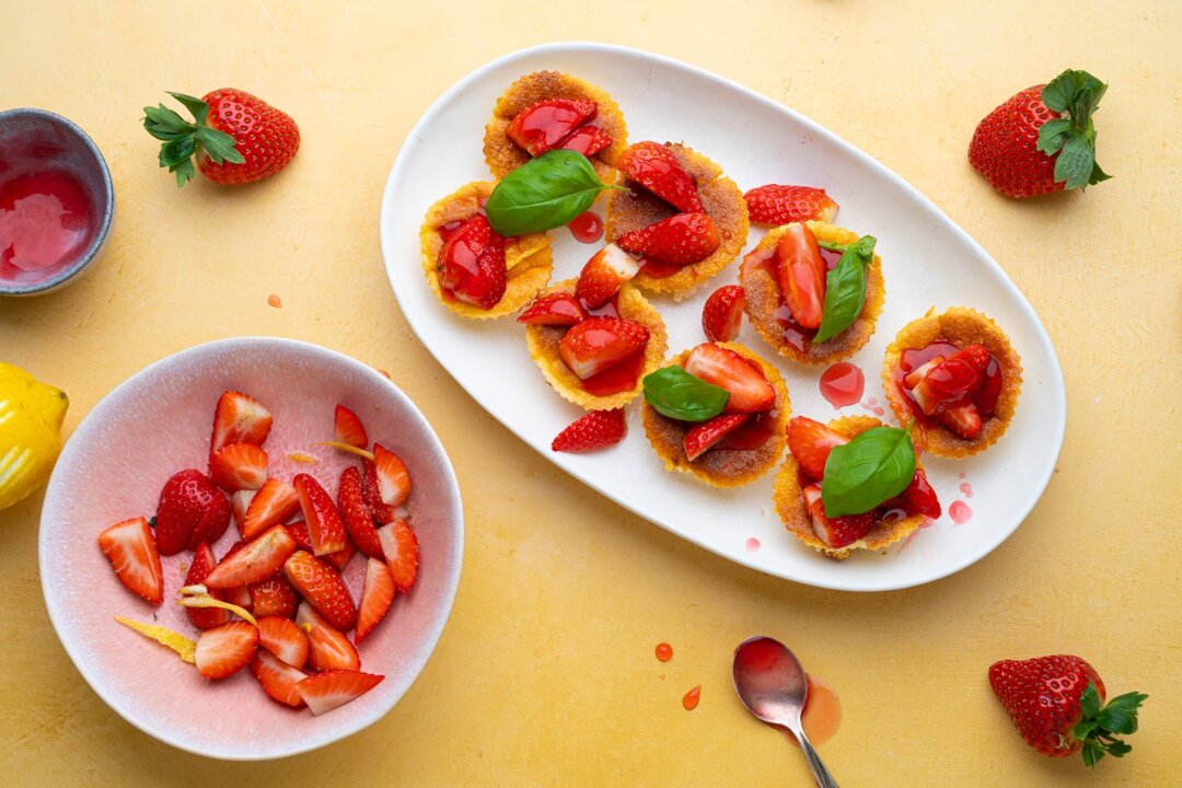 Rezept für Cotton-Cheesecakes mit Erdbeeren - Erdbeerliebe: Aus weißer Schokolade, Doppelrahmfrischkäse, Eiern, Erdbeeren und Basilikum lassen sich aromatische Cheesecakes zubereiten.