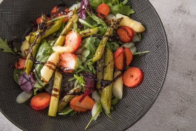 Rezepte: Wie Sie Erdbeeren süß und herzhaft zubereiten - Die perfekte Kombination: Ein Salat mit grünem Spargel und saftigen Erdbeeren.