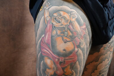 Riccardo (47) aus Zwickau hat das etwas andere Arschgeweih - Viele Tattoos von Riccardo (47) haben einen asiatischen Bezug, wie dieser Buddha.