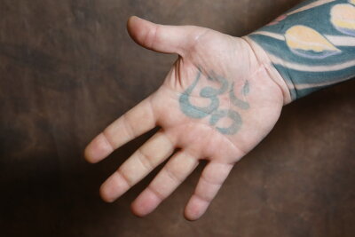 Riccardo (47) aus Zwickau hat das etwas andere Arschgeweih - Viele Tattoos von Riccardo (47) haben einen asiatischen Bezug, wie das Om-Zeichen, was für Lebensessenz steht.