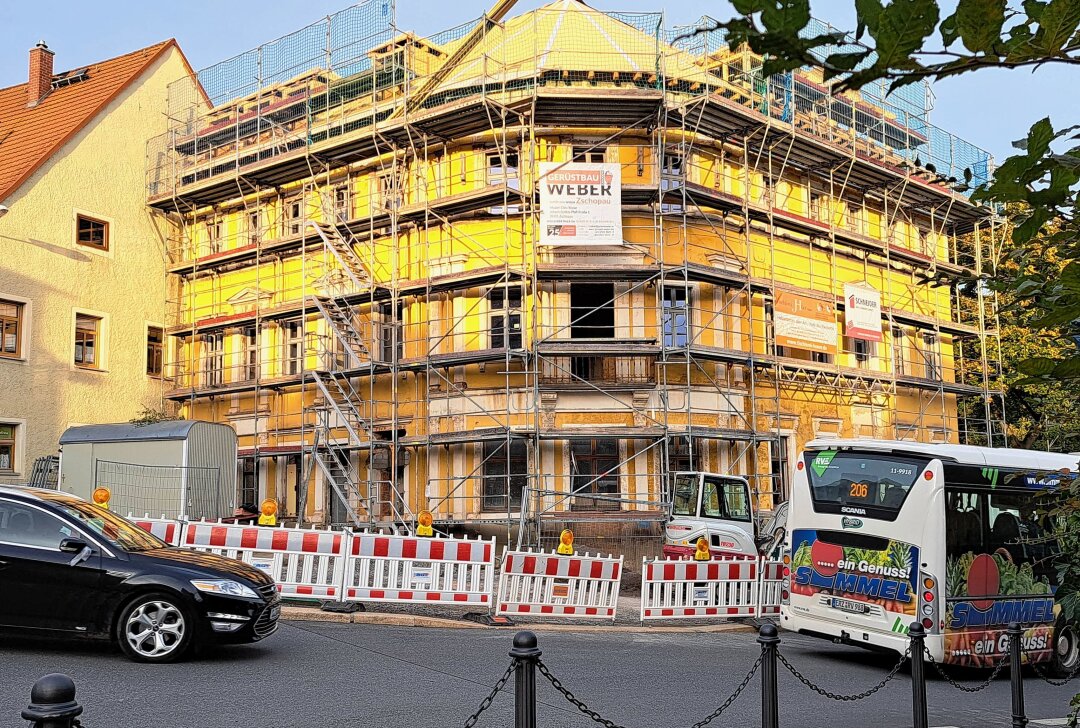 Richtfest am Zschopauer Stadtcafé: Neue Herberge nimmt Formen an - Das Dach des markanten gelben Gebäudes ist aktuell zu zwei Dritteln geschlossen. Foto: Andreas Bauer