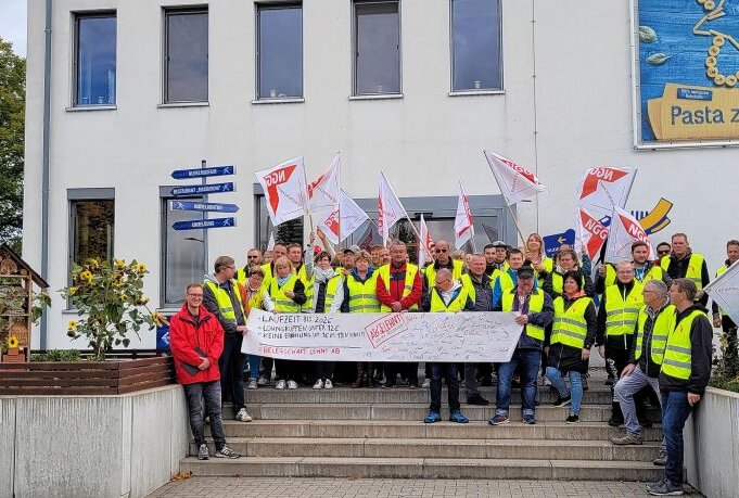 Riesa: 24 Stunden Streik in der Nudelfabrik - Arbeitnehmende streiken vor Riesaer Nudelfabrik. Foto: Gewerkschaft NGG