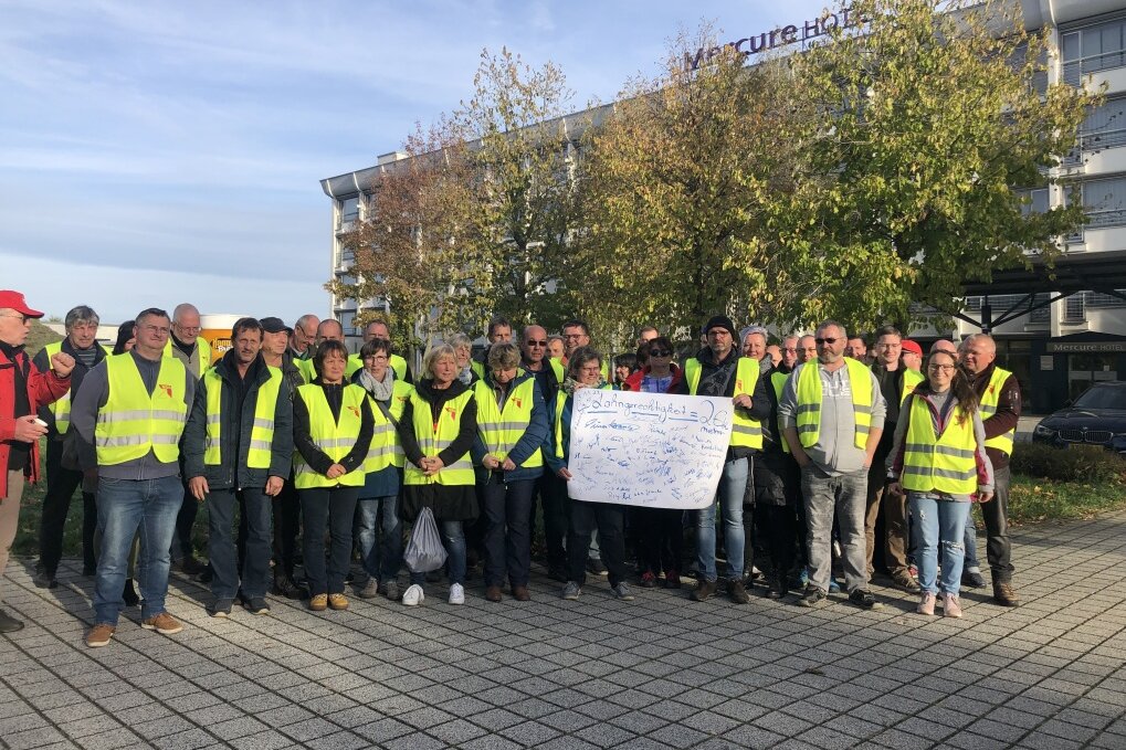 Riesaer Nudel-Streik geht weiter: Am 9. November vor dem Bundestag - Streikende Teigwaren Riesa vor dem Verhandlungshotel in Riesa. Foto: NGG