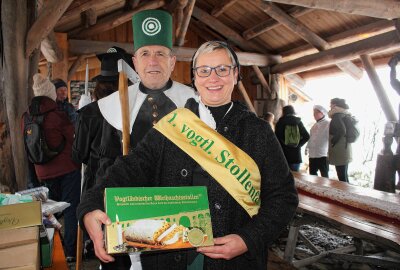 Riesen-Stollenfest: Sächsische Bäcker vereinen sich in Blockhausen - Michaela Thoss- Vogtländische Stollenfee und ein Mitglied der Vogtländischen Bergparade. Foto: Renate Fischer