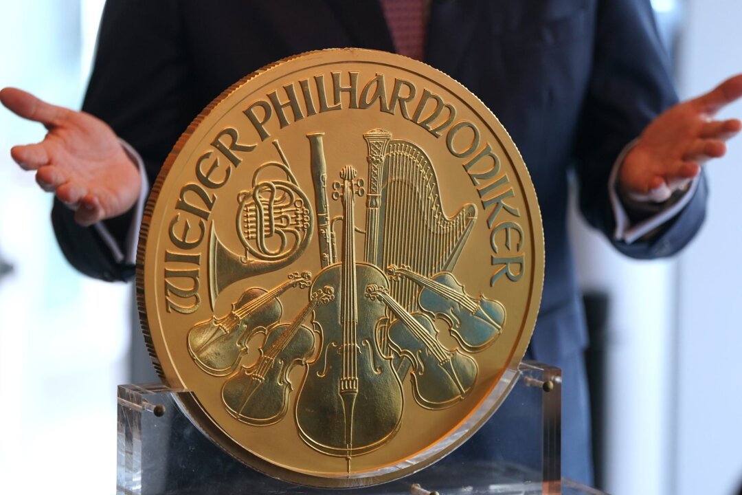 Riesige Goldmünze in Hamburg ausgestellt - Eine etwa 31 Kilogramm schwere und im Durchmesser etwa 37 Zentimeter große Goldmünze wird in Hamburg ausgestellt.