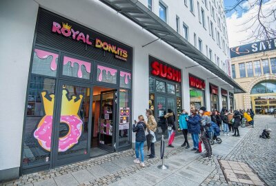 Riesiger Ansturm auf ersten Chemnitzer Donutladen - Eröffnung des ersten Chemnitzer Donut Ladens. Foto: Georg Ulrich Dostmann