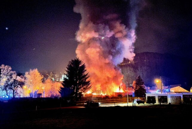 Riesiger Brand in Schwarzenberger Industriegebäude - In Schwarzenberg brennt es. Foto: Daniel Unger