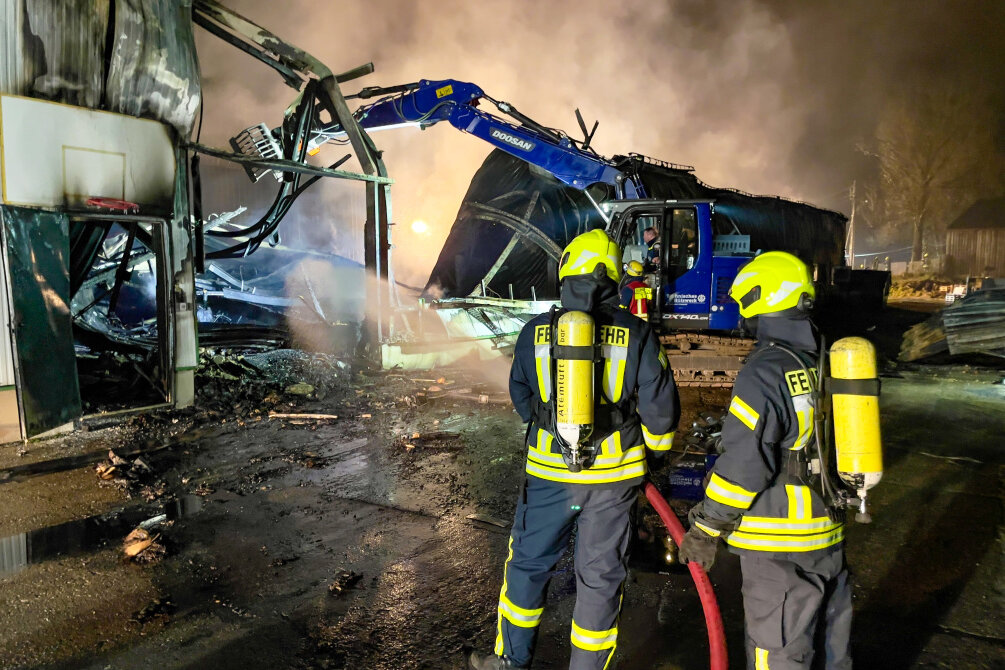 Riesiger Brand in Schwarzenberger Industriegebäude - 