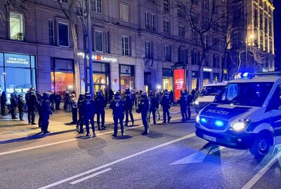 Riesiges Polizeiaufgebot stoppt Proteste gegen Corona-Maßnahmen in Dresden - In Dresden kam es heute erneut zu Demonstrationen gegen die Corona-Maßnahmen. Foto: Redaktion