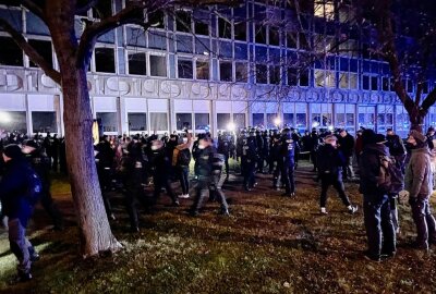 Riesiges Polizeiaufgebot stoppt Proteste gegen Corona-Maßnahmen in Dresden - In Dresden kam es heute erneut zu Demonstrationen gegen die Corona-Maßnahmen. Foto: Redaktion