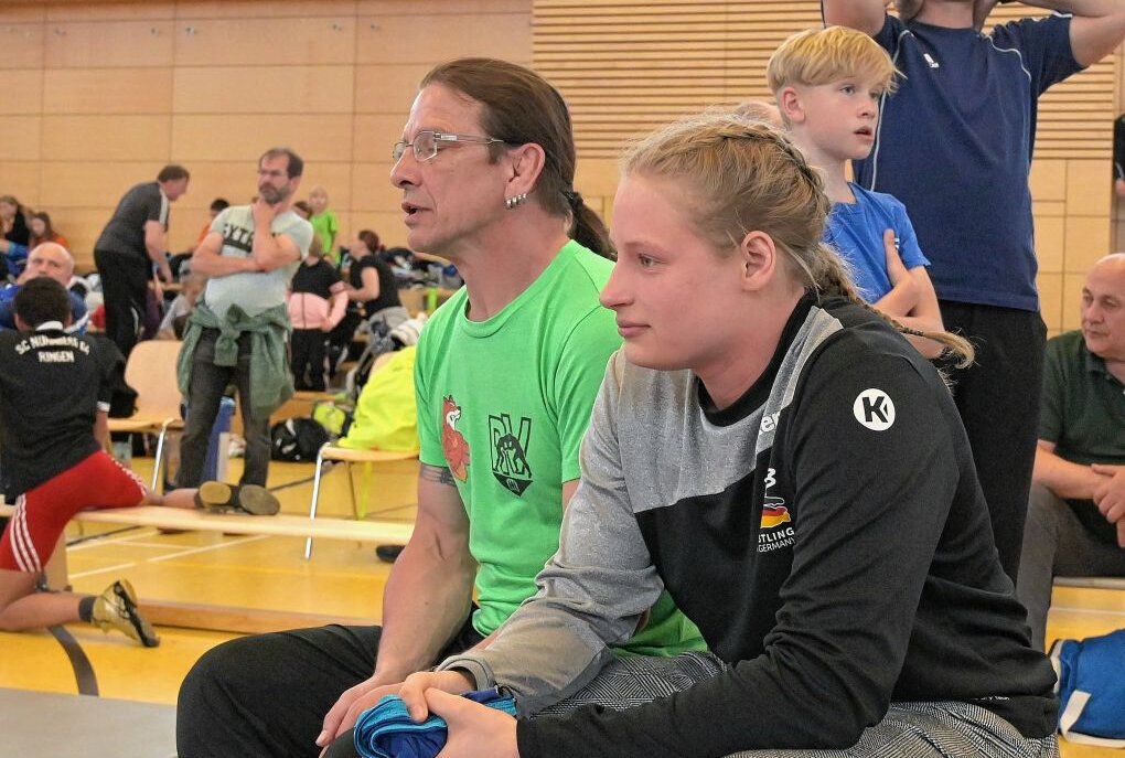 Lilly Schneider (re.) - hier bei einem Nachwuchsturnier auf der Trainerbank mit Trainer Steffen Richter - tritt bei der Weltmeisterschaft an. Foto: Ralf Wendland
