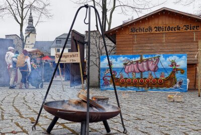 Ritter und Hexen trotzen beim Zschopauer Mittelalterspektakel der Kälte - Mehrere Lagerfeuer sorgten dafür, dass man sich wärmen konnte. Foto: Andreas Bauer