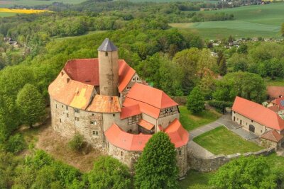 Burg Schönfels von oben auf dem Berg. Hier findet das Ritteressen statt. 