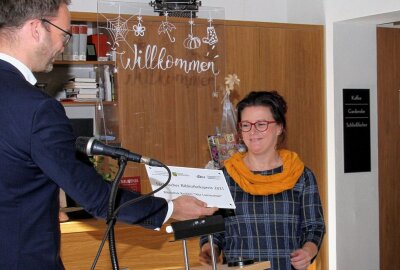 Rochlitzer Bibliothek ausgezeichnet - Stolz übernahm Mandy Uhlemann den Preis. Foto: Andrea Funke