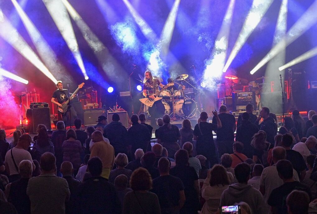 Rock am Teich begeistert über 1400 Besucher - Die Musiker von Metallica Revival Beroun haben den Filzteich in Schneeberg gerockt. Foto: Ralf Wendland