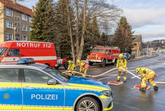 Ein Garagenbrand auf der Lindenstraße in Rodewisch rief am Samstagnachmittag gegen 13.15 Uhr die Freiwilligen Feuerwehren von Rodewisch, Röthenbach und Auerbach zum Einsatz. Foto: David Rötzschke