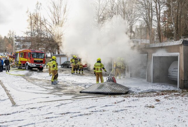 Ein Garagenbrand auf der Lindenstraße in Rodewisch rief am Samstagnachmittag gegen 13.15 Uhr die Freiwilligen Feuerwehren von Rodewisch, Röthenbach und Auerbach zum Einsatz. Foto: David Rötzschke