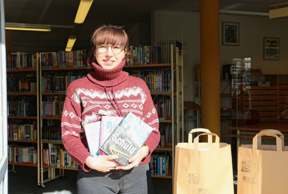 Ein bisschen belebt die Stadtbibliothek die Stadt: Leiterin Sophie Arnold freut sich, wenn sie Bücher in Taschen ausgeben kann. Foto: Simone Zeh
