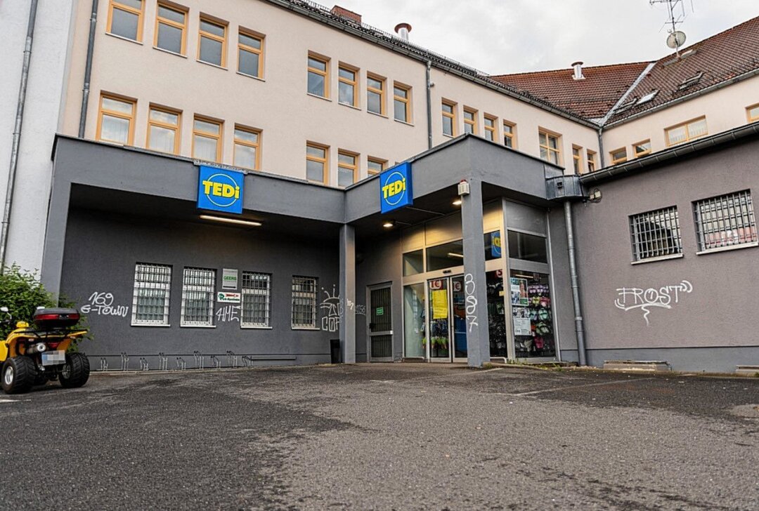 Rodewisch: Vandalen verursachen mit Graffiti hohen Sachschaden - In Rodewisch wurde Graffiti an ein neu eröffnetes Geschäft gesprüht. Foto: David Rötzschke