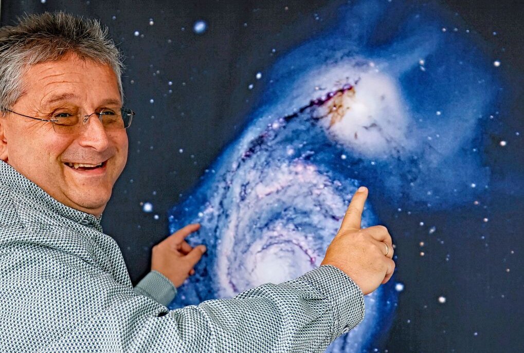 Rodewischer haben dunkle Materie im Visier - Sternwarten-Chef Olaf Graf zeigt den Besuchern galaktische Strukturen, die mit der Rodewischer Fernrohrtechnik eingefangen wurden.Foto: Thomas Voigt