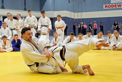 Rodewischer Judokas in Feierlaune - Nachwuchs-Landestrainer (U 18) Juan Ignacio Cuneo (li) in Aktion. Foto: Thomas Voigt