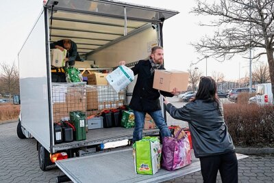 Röhrsdorf: Freiwillige sammeln Hilfsgüter für ukrainisches Waisenhaus - Einige Spenden werden noch verladen.