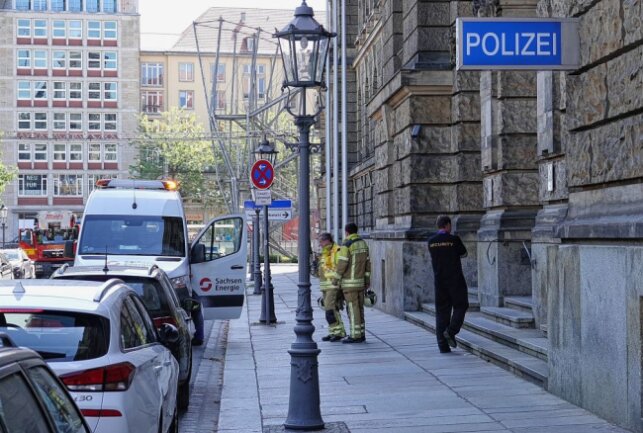 Am Sonntagnachmittag kam es zu einem Rohrbruch auf der Dresdner Polizeiwache. Foto: Roland Halkasch