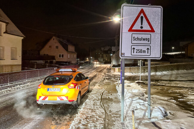 Rohrbruch und vereiste Straße bei minus 14 Grad in Gelenau - 