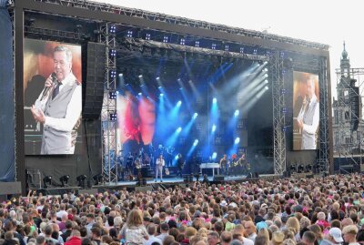 Roland Kaiser rockt Dresden - Tausende Fans singen und feiern am Elbufer - Am Freitagabend startete die "Kaisermania" in Dresden. Foto: xcitepress