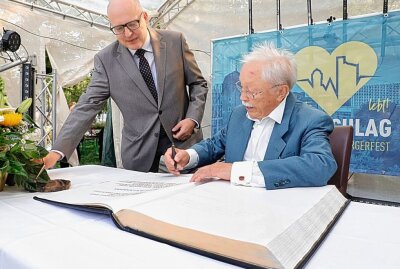 Rolf Schneider trägt sich in Goldenes Buch der Stadt Chemnitz ein - Rolf Schneider und OB Sven Schulze. Foto: Jan Härtel