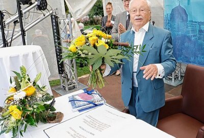 Rolf Schneider trägt sich in Goldenes Buch der Stadt Chemnitz ein - Rolf Schneider und OB Sven Schulze. Foto: Jan Härtel