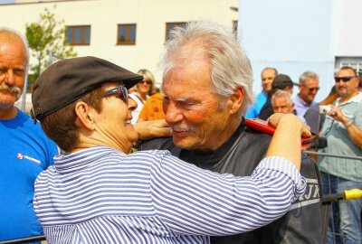 Versprechen eingelöst - Rolf Steinhausen umarmt seine Frau. Foto: Thorsten Horn