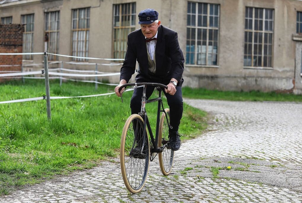 Rollendes Fahrradmuseum ist am 28. April unterwegs - Der 80-jährige Stefan Sommerschuh aus Pobershau fuhr das älteste Fahrrad mit über 100 Jahren ein Halbrenner der Marke Iris. Foto: Thomas Fritzsch/PhotoERZ