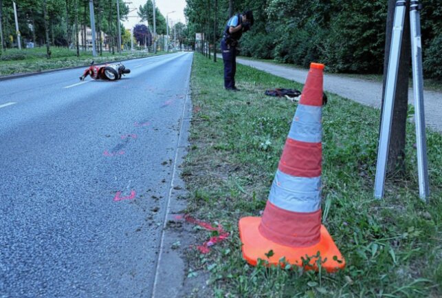 Am Montagabend kam es gegen 19.40 Uhr auf der Stübelallee zu einem schweren Verkehrsunfall mit einem Rollerfahrer. Foto: Roland Halkasch