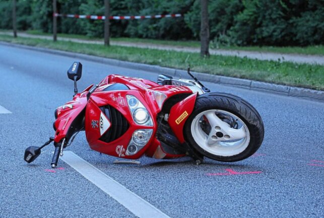 Am Montagabend kam es gegen 19.40 Uhr auf der Stübelallee zu einem schweren Verkehrsunfall mit einem Rollerfahrer. Foto: Roland Halkasch
