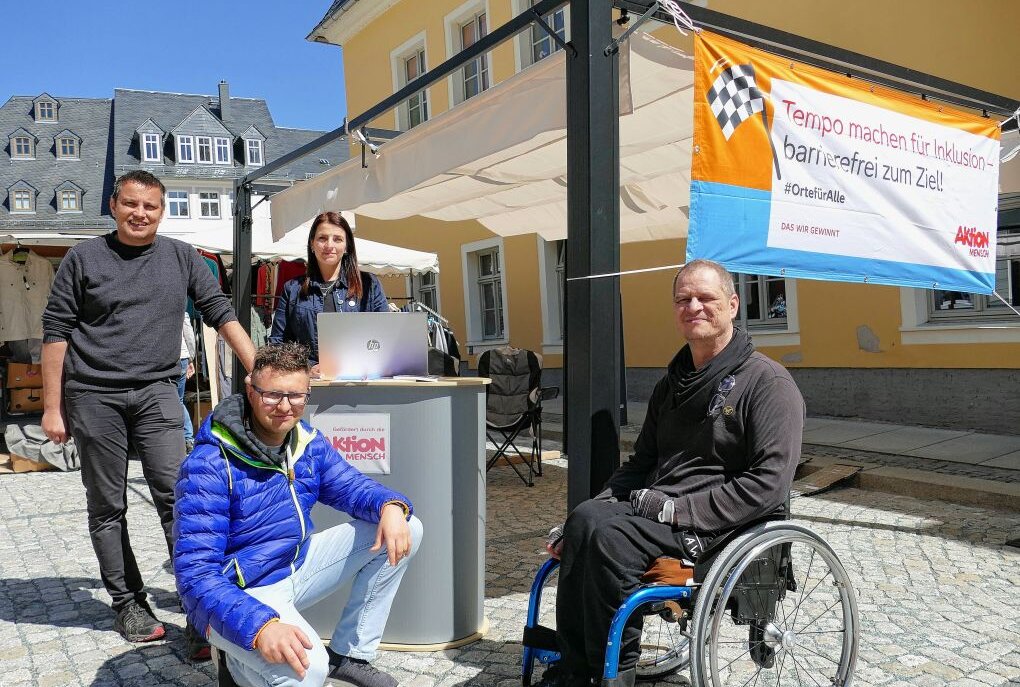 Rollstuhlfahrer bringt Menschen in Zschopau zum Nachdenken - Auf dem Zschopauer Markt kam Sascha Stoltze mit vielen Menschen ins Gespräch. Foto: Andreas Bauer
