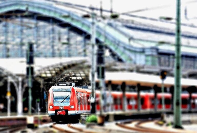 Rollt schon ab Juni 2022 der Fernverkehr durch Chemnitz? - Seit mehr als fünf Jahren ringen das Verkehrsministerium und die Stadt Chemnitz um eine bessere Anbindung von Südwestsachsen an den Bahnverkehr. Symbolfoto: pixabay